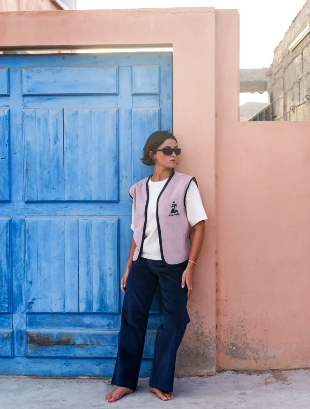 We couldn’t love the LANDSCAPE corduroy vest more🌞Minimal, effortless, and just the right amount of cool. Your new everyday must-have, in old rose corduroy with navy blue details. ✨ Proudly crafted in Canary Islands.

greetings from Morocco with bella @miamcmahon_ & @aina_elias 

#pulaumiedition #corduroyvest #madeincanarias #slow